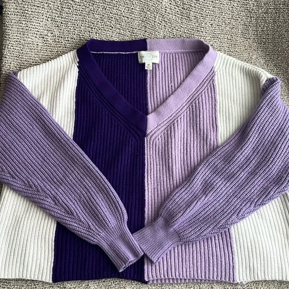 Women’s Knit Sweater - Picture 1 of 3